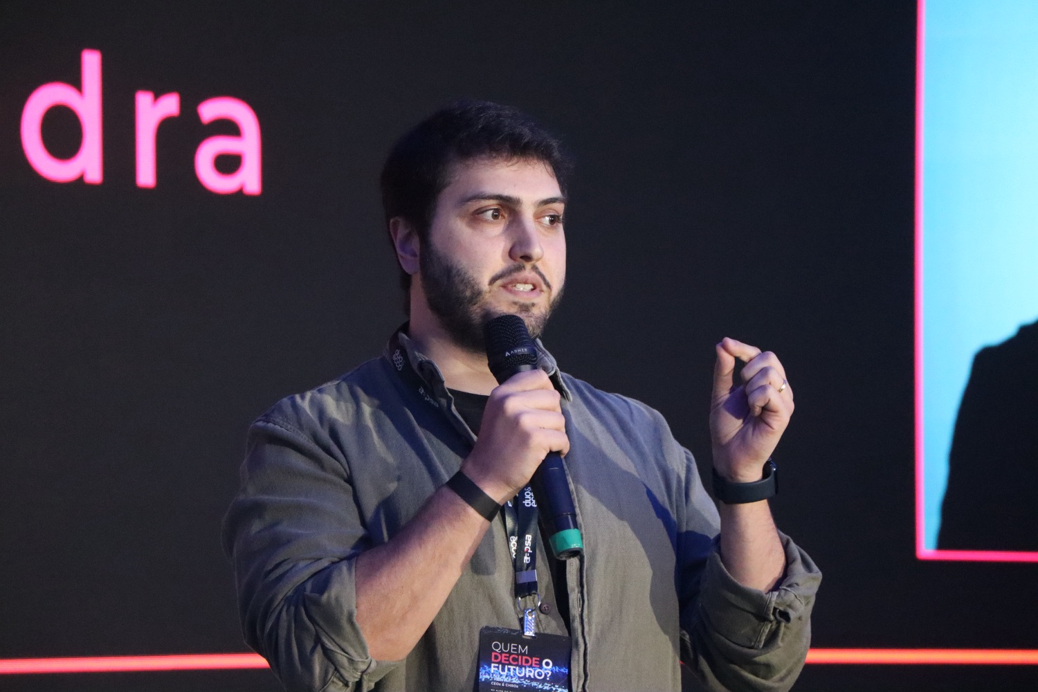 Henrique Calandra no palco do Fórum Executivo de CEOs e CHROs da AAPSA